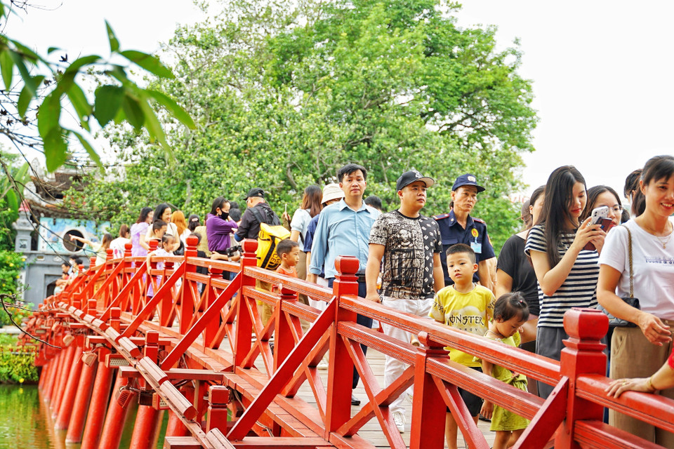 Đông đảo du khách tham quan Cầu Thê Húc trong dịp Quốc khánh 2/9. (Ảnh: Khánh Hòa/TTXVN)