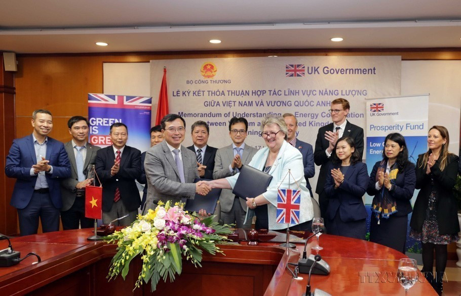 Kỷ niệm 10 năm Quan hệ Đối tác Chiến lược giữa Việt Nam và Vương quốc Anh, chiều 17/1/2020, tại Hà Nội, Thứ trưởng Bộ Công Thương Hoàng Quốc Vượng và bà Heather Wheeler, Thứ trưởng Bộ Ngoại giao Vương quốc Anh ký kết Biên bản ghi nhớ hợp tác trong lĩnh vực năng lượng giữa hai nước. (Ảnh: Trần Việt/TTXVN)