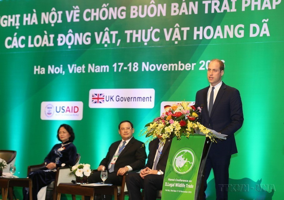 Công tước xứ Cambridge, Hoàng tử Anh William Arthur Philip Louis phát biểu tại phiên khai mạc Hội nghị quốc tế cấp cao lần thứ 3 về chống buôn bán trái pháp luật các loài động vật, thực vật hoang dã, tổ chức tại Hà Nội ngày 17-18/11/2016. (Ảnh: Vũ Sinh/TTXVN)
