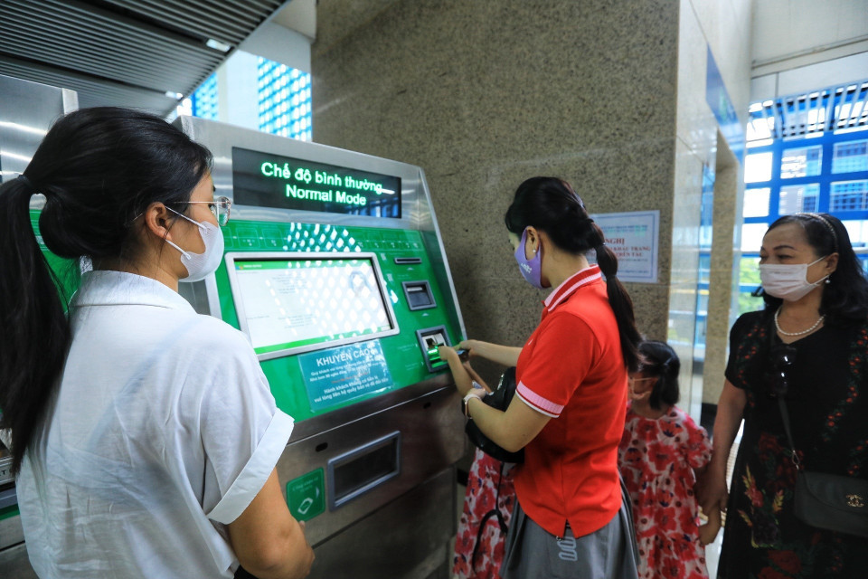 Đi theo từng tuyến, người dân có thể mua vé tại cây bán vé tự động. (Ảnh: Tuấn Anh/TTXVN)