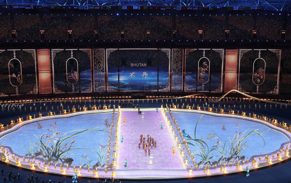 Đoàn Thể thao Bhutan diễu hành tại Lễ khai mạc ASIAD lần thứ 19 trên Sân vận động Olympic ở Hàng Châu, tỉnh Chiết Giang, Trung Quốc, ngày 23/9/2023. (Ảnh: THX/TTXVN)