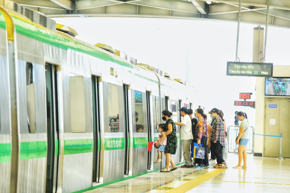 Người dân lên tàu tại các nhà ga. (Ảnh: Tuấn Anh/TTXVN)