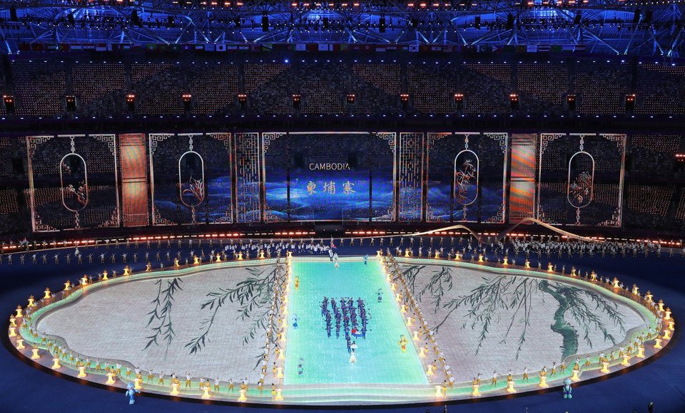 Đoàn Thể thao Campuchia diễu hành tại Lễ khai mạc ASIAD lần thứ 19 trên Sân vận động Olympic ở Hàng Châu, tỉnh Chiết Giang, Trung Quốc, ngày 23/9/2023. (Ảnh: THX/TTXVN)