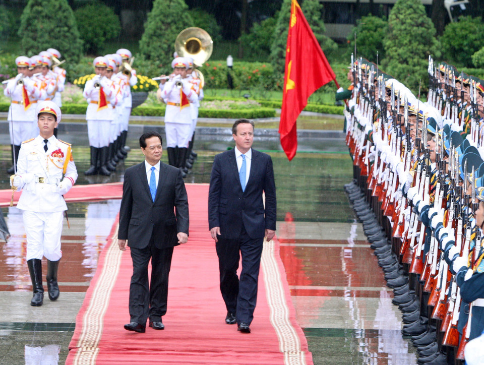 Chuyến thăm Việt Nam của Thủ tướng Anh David Cameron (tháng 7/2015) tiếp tục khẳng định tầm quan trọng của Việt Nam trong chính sách đối ngoại của Anh, cũng như thể hiện tiềm năng của quan hệ đối tác chiến lược giữa hai nước. Trong ảnh: Thủ tướng Nguyễn Tấn Dũng chủ trì Lễ đón Thủ tướng Anh David Cameron thăm chính thức Việt Nam, chiều 29/7/2015. (Ảnh: Thống Nhất/TTXVN)