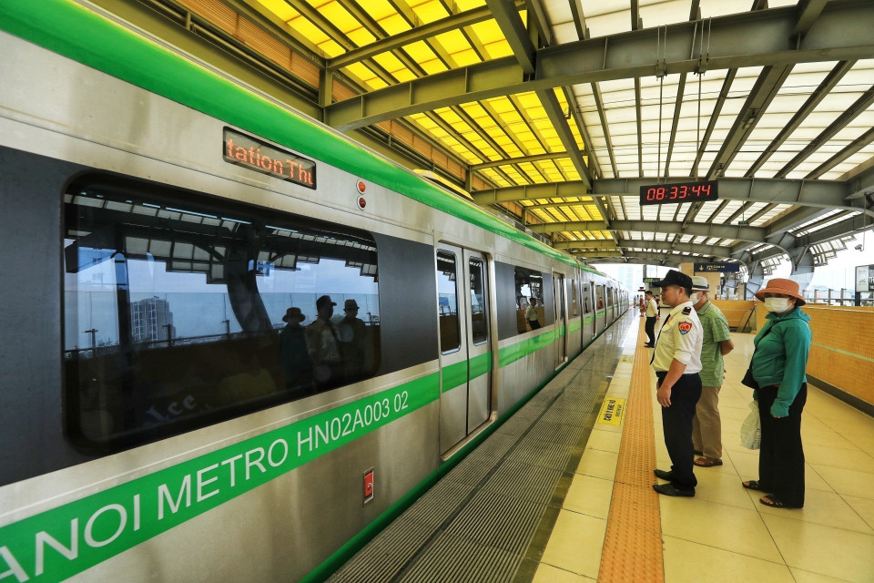 Nhân viên hướng dẫn hành khách lên tàu. (Ảnh: Tuấn Anh/TTXVN)