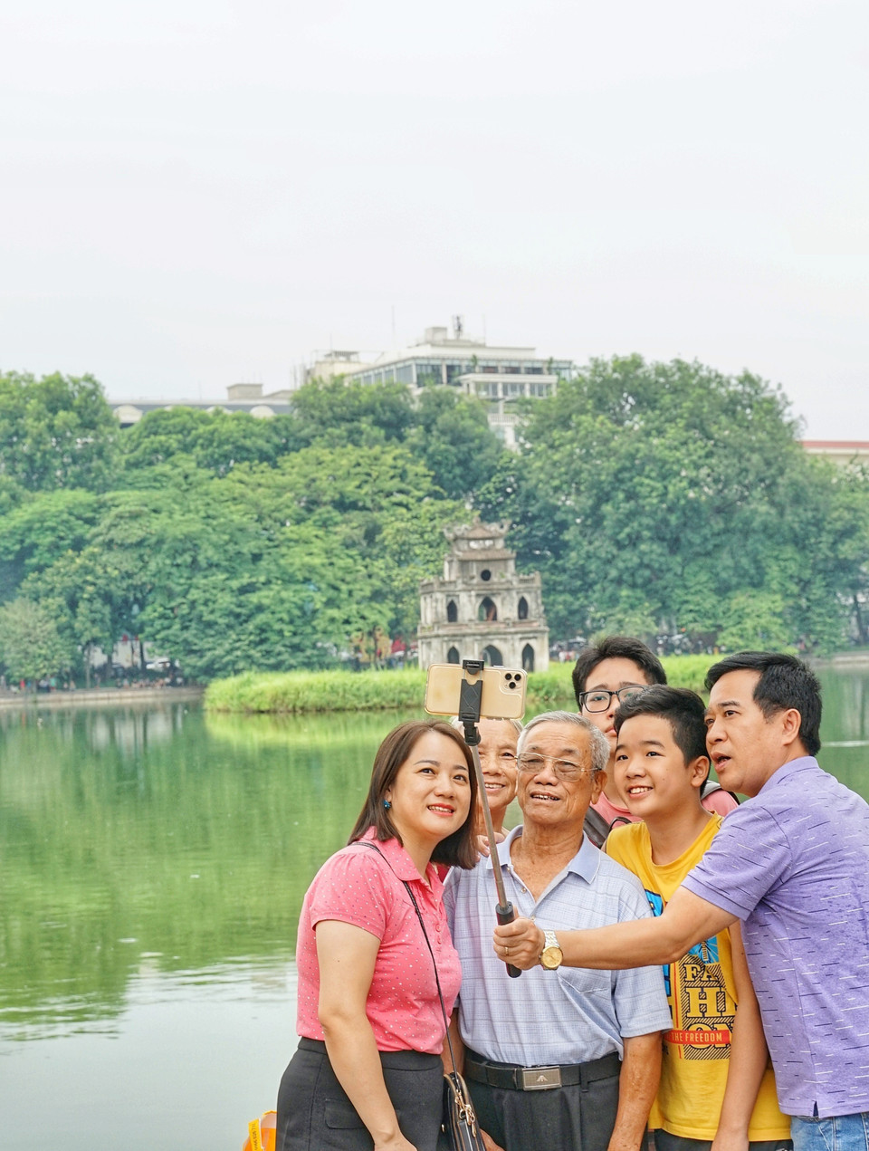 Một trong nhiều gia đình lưu lại khoảnh khắc bên hồ Hoàn Kiếm dịp nghỉ Lễ 2/9. (Ảnh: Khánh Hòa/TTXVN)