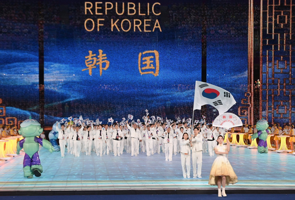 Đoàn Thể thao Hàn Quốc diễu hành tại Lễ khai mạc ASIAD lần thứ 19 trên Sân vận động Olympic ở Hàng Châu, tỉnh Chiết Giang, Trung Quốc, ngày 23/9/2023. (Ảnh: Yonhap/TTXVN)