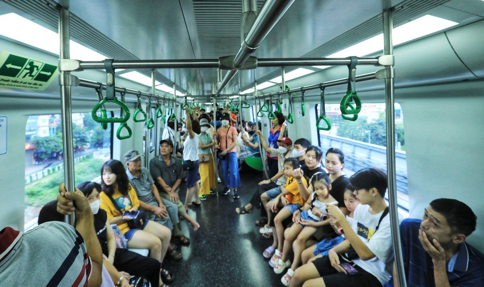 Đông đảo người dân trải nghiệm tuyến tàu điện Cát Linh-Hà Đông. (Ảnh: Tuấn Anh/TTXVN)