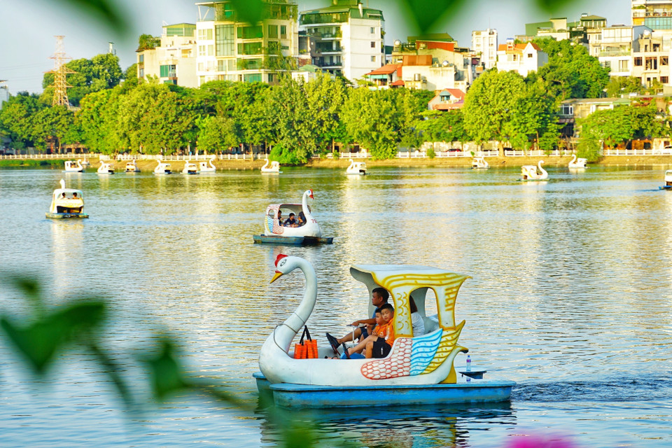 Rất đông người dân Thủ đô tìm đến các điểm vui chơi, giải trí ngoài trời trong tiết trời Thu dịp nghỉ Lễ 2/9. (Ảnh: Khánh Hòa/TTXVN)