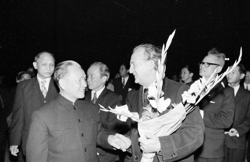 Ông Lê Thanh Nghị chào mừng ông Gordon McLennan, Tổng Bí thư Đảng Cộng sản Anh sang thăm Việt Nam (12/1976). (Ảnh: Xuân Lâm/TTXVN)