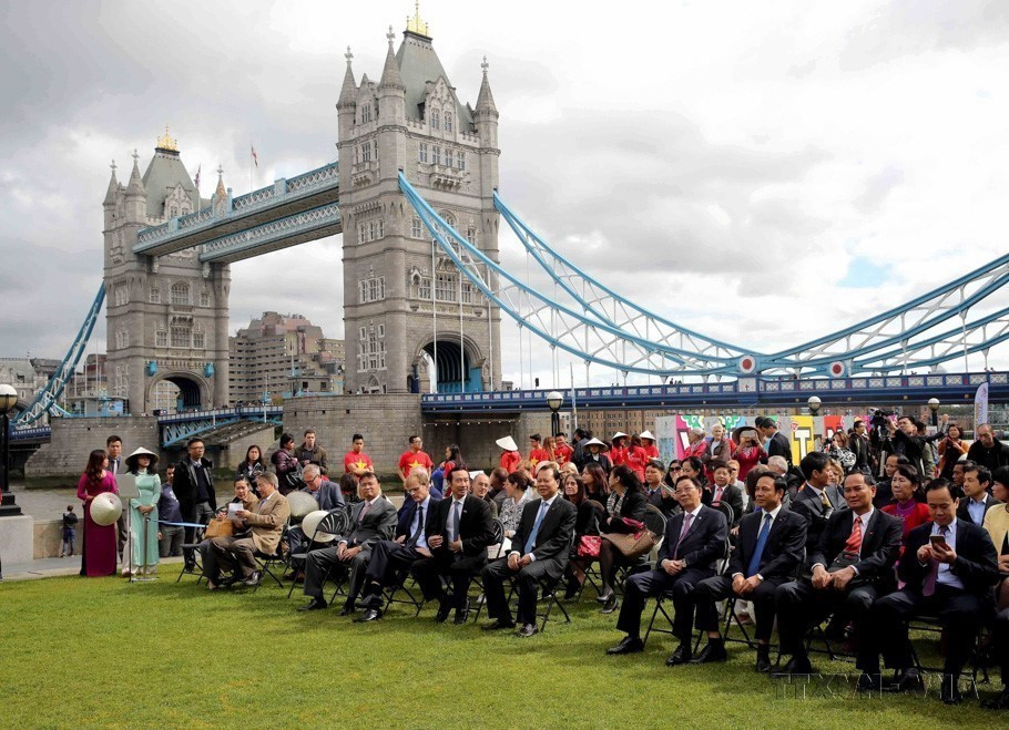 Chủ tịch Ủy ban Nhân dân Thành phố Hà Nội Nguyễn Thế Thảo thăm, làm việc tại Thủ đô London (9/2015). (Ảnh: Như Mai/TTXVN)