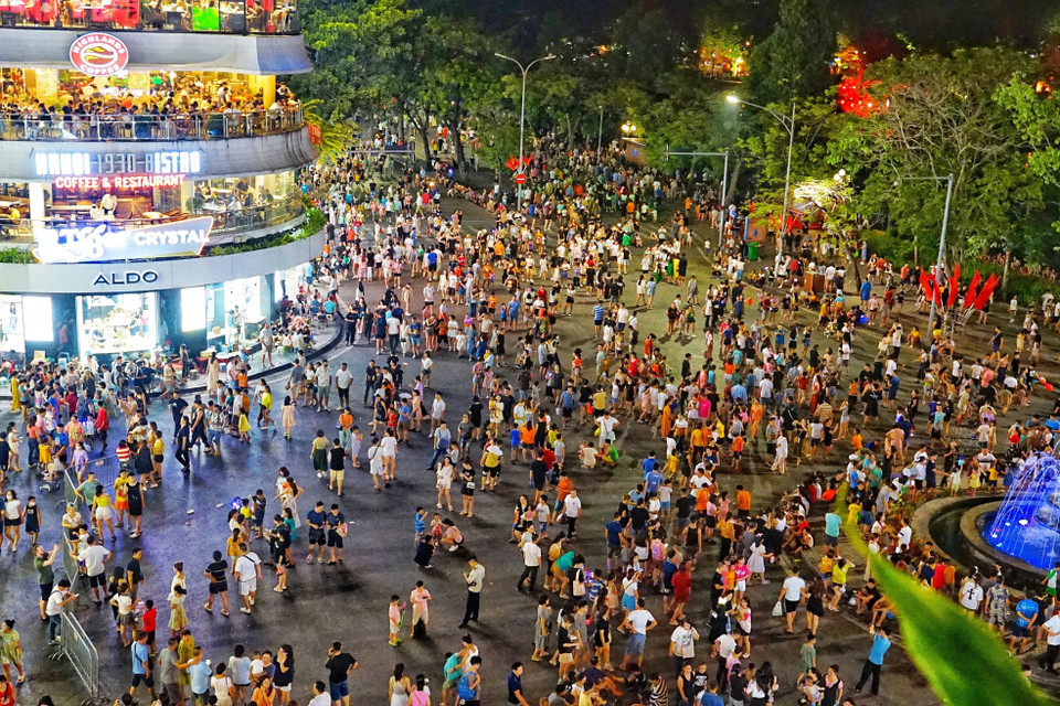 Trong dịp nghỉ lễ 2/9, tuyến phố đi bộ quanh hồ Hoàn Kiếm đã thu hút hàng vạn người dân và du khách. (Ảnh: Khánh Hòa/TTXVN)