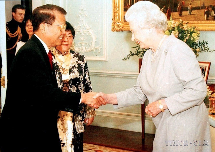 Chủ tịch nước Trần Đức Lương và Phu nhân tiếp kiến Nữ hoàng Elizabeth Đệ nhị tại cung điện Buckingham ở Thủ đô London, trong chuyến thăm chính thức Vương quốc Anh từ 22 - 26/5/2004. (Ảnh: Nguyễn Khang/TTXVN)