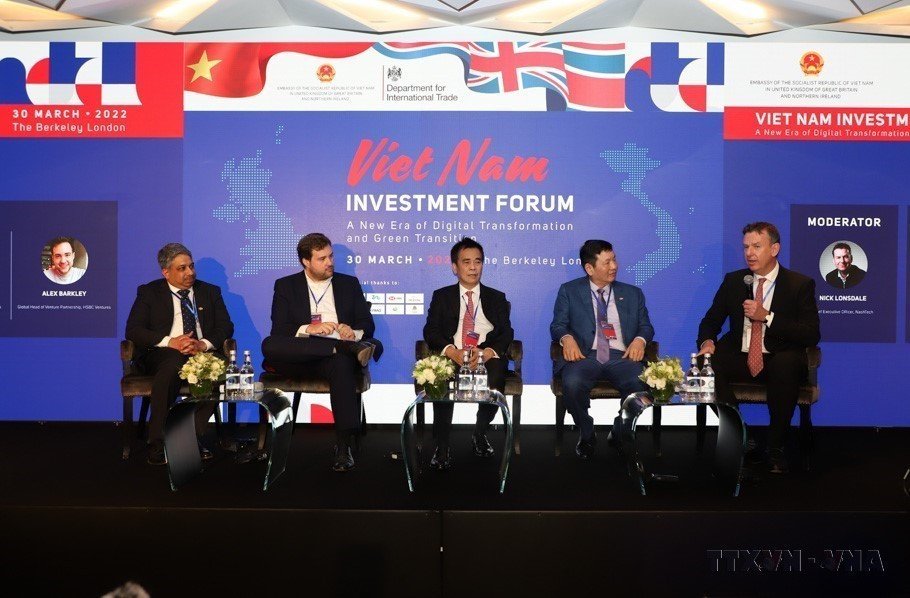 Đại diện lãnh đạo các doanh nghiệp hai nước Việt Nam và Vương quốc Anh thảo luận về Những lợi ích của kỹ thuật số tại Diễn đàn đầu tư Việt Nam, với chủ đề Kỷ nguyên mới của chuyển đổi số và xanh tổ chức tại VQ Anh (2022). (Ảnh: Đình Thư/TTXVN)