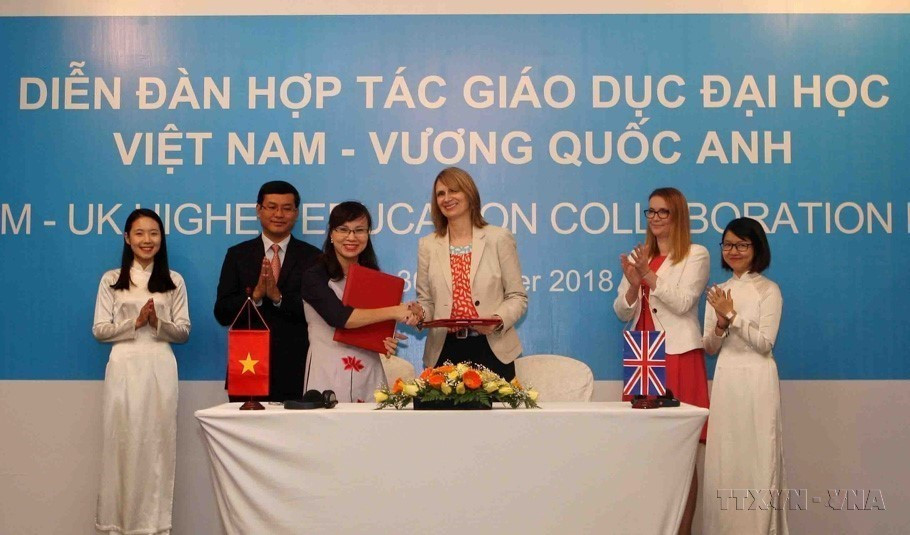 Thứ trưởng Bộ Giáo dục và Đào tạo Nguyễn Văn Phúc và Bộ trưởng Bộ Giáo dục Xứ Wales-bà Kirsty Williams chứng kiến lễ ký kết hợp tác giữa Bộ Giáo dục hai nước (Hà Nội, 30/10/2018). (Ảnh: Thanh Tùng/TTXVN)