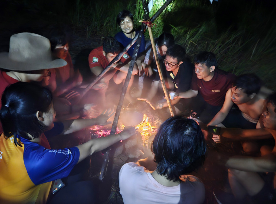 Ban đêm trên núi, du khách có thể cắm trại theo nhóm để tận hưởng không khí trong lành, mát mẻ của thành phố Biển Nha Trang. (Ảnh: Phan Sáu/TTXVN)