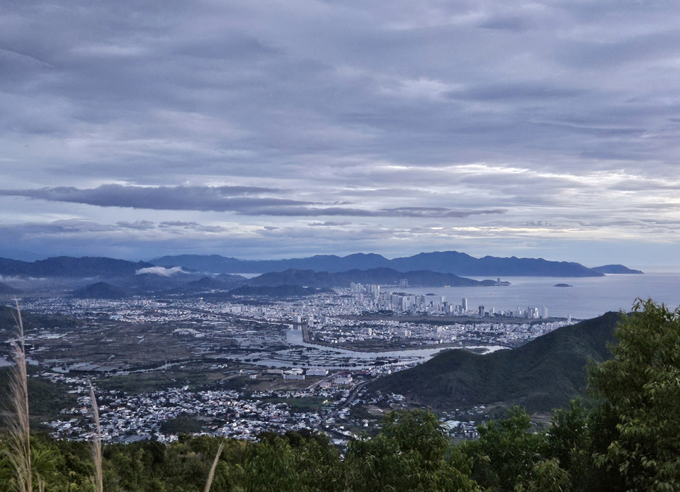 Thành phố Nha Trang nhìn từ đỉnh núi Hoàng Ngưu Sơn tựa bức tranh phong cảnh hữu tình. (Ảnh: Phan Sáu/TTXVN)