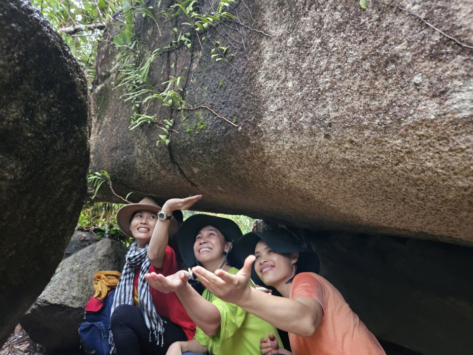 Để leo đến đỉnh núi, du khách phải vượt qua nhiều địa hình đặc biệt như khe đá. (Ảnh: Phan Sáu/TTXVN)