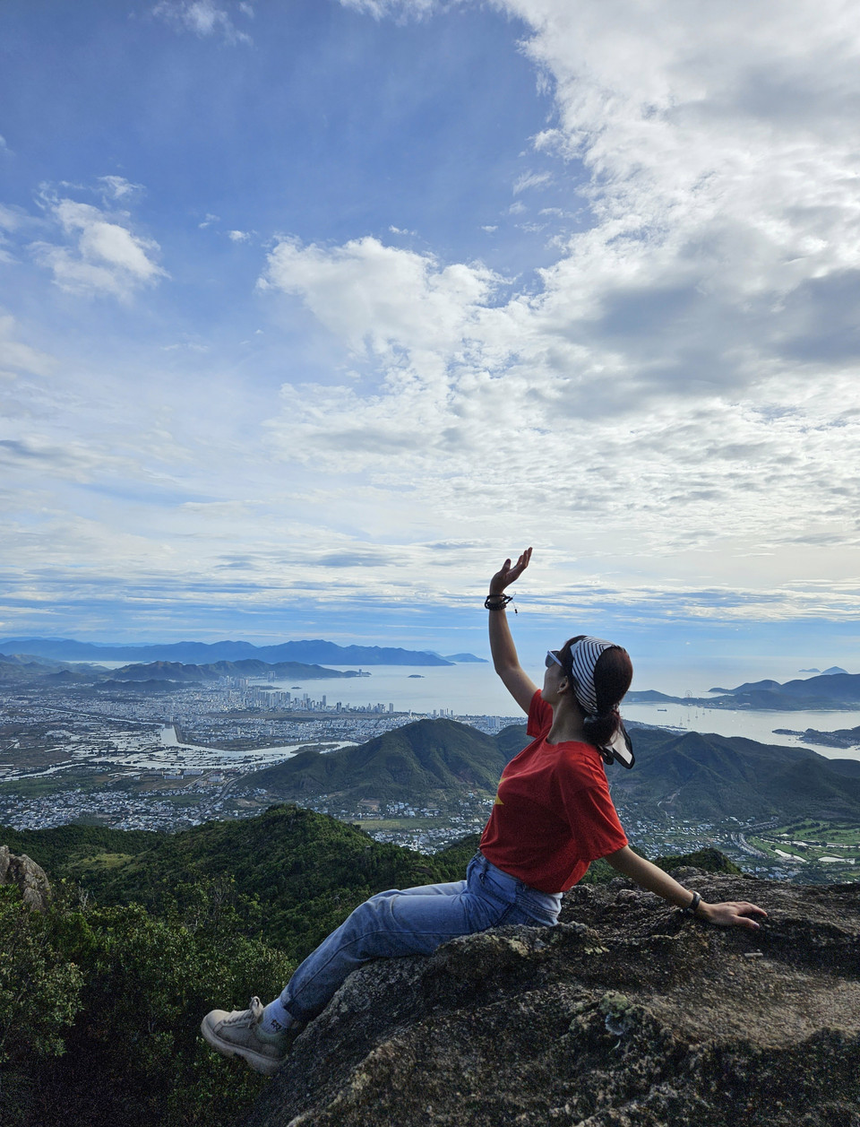 Du khách chinh phục đỉnh Hoàng Ngưu Sơn. (Ảnh: Phan Sáu/TTXVN)