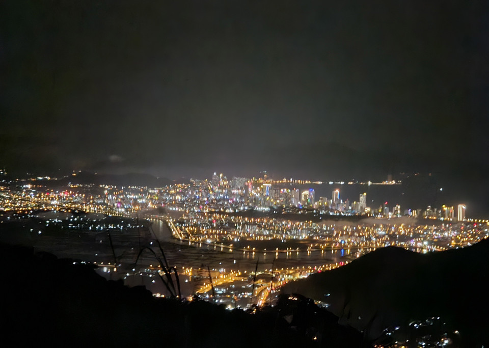 Quang cảnh thành phố Nha Trang lung linh, rực rỡ màu sắc vào buổi tối khi nhìn từ đỉnh Hoàng Ngưu Sơn. (Ảnh: Phan Sáu/TTXVN)