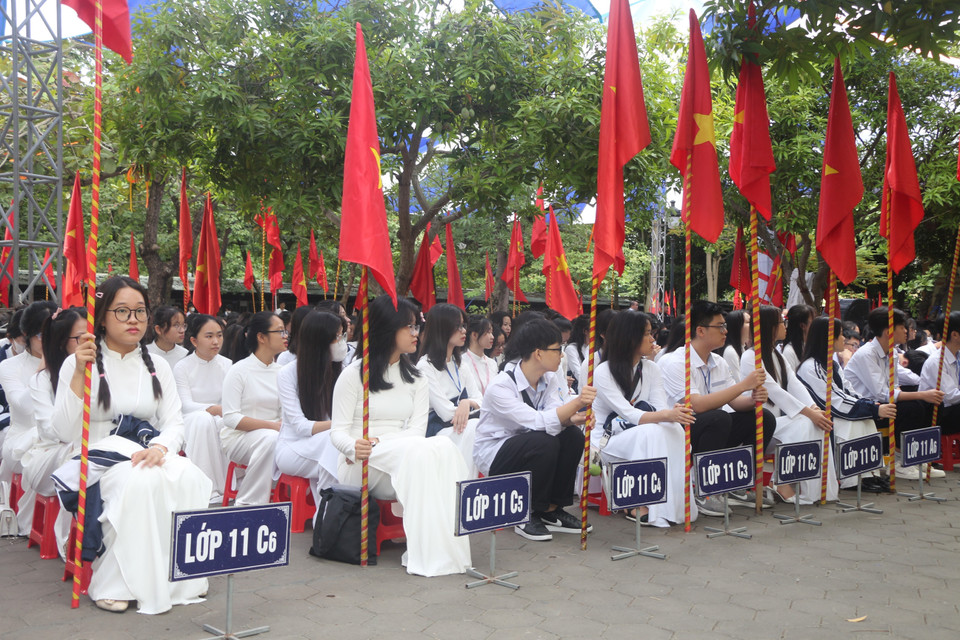 Lễ Khai giảng tại Trường Trung học Phổ thông chuyên Phan Bội Châu, Nghệ An. (Ảnh: Bích Huệ/TTXVN)