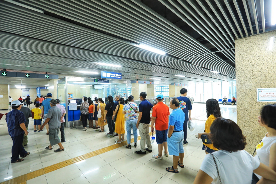 Người dân xếp hàng mua vé tàu điện Cát Linh-Hà Đông. (Ảnh: Tuấn Anh/TTXVN)