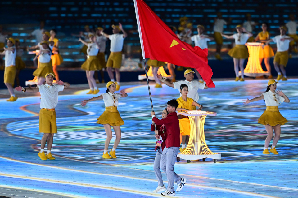 Đoàn Thể thao Việt Nam diễu hành tại Lễ khai mạc ASIAD lần thứ 19 trên Sân vận động Olympic ở Hàng Châu, tỉnh Chiết Giang, Trung Quốc, ngày 23/9/2023. (Ảnh: AFP/TTXVN)