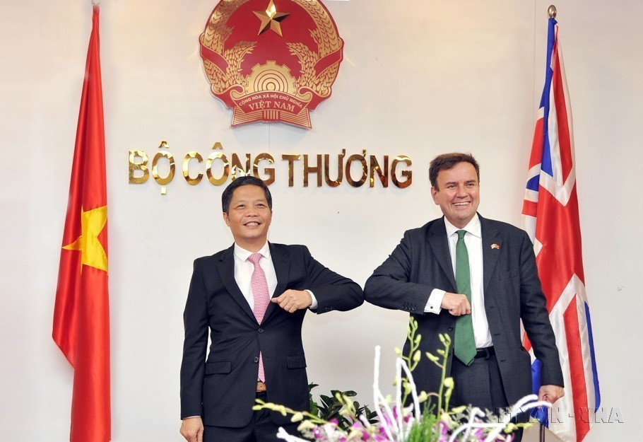 Bộ trưởng Công Thương Trần Tuấn Anh và Bộ trưởng phụ trách chính sách Thương mại Vương Quốc Anh Greg Hands tại buổi làm việc về cường hợp tác kinh tế song phương (2020). (Ảnh: Trần Việt/TTXVN)