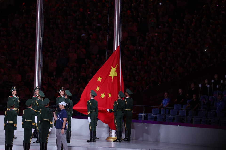 Nghi thức cử hành Quốc ca của nước chủ nhà Trung Quốc. (Ảnh: Hoàng Linh/TTXVN)