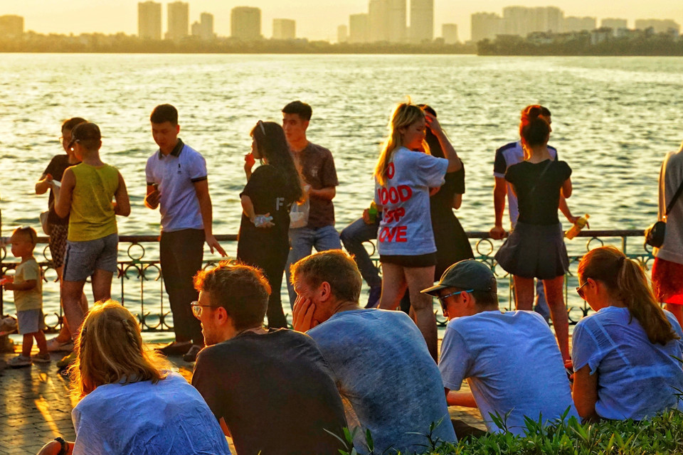 Rất đông người dân và du khách nước ngoài thích thú tận hưởng khoảnh khắc hoàng hôn mùa thu tại Hồ Tây dịp nghỉ Lễ 2/9. (Ảnh: Khánh Hòa/TTXVN)