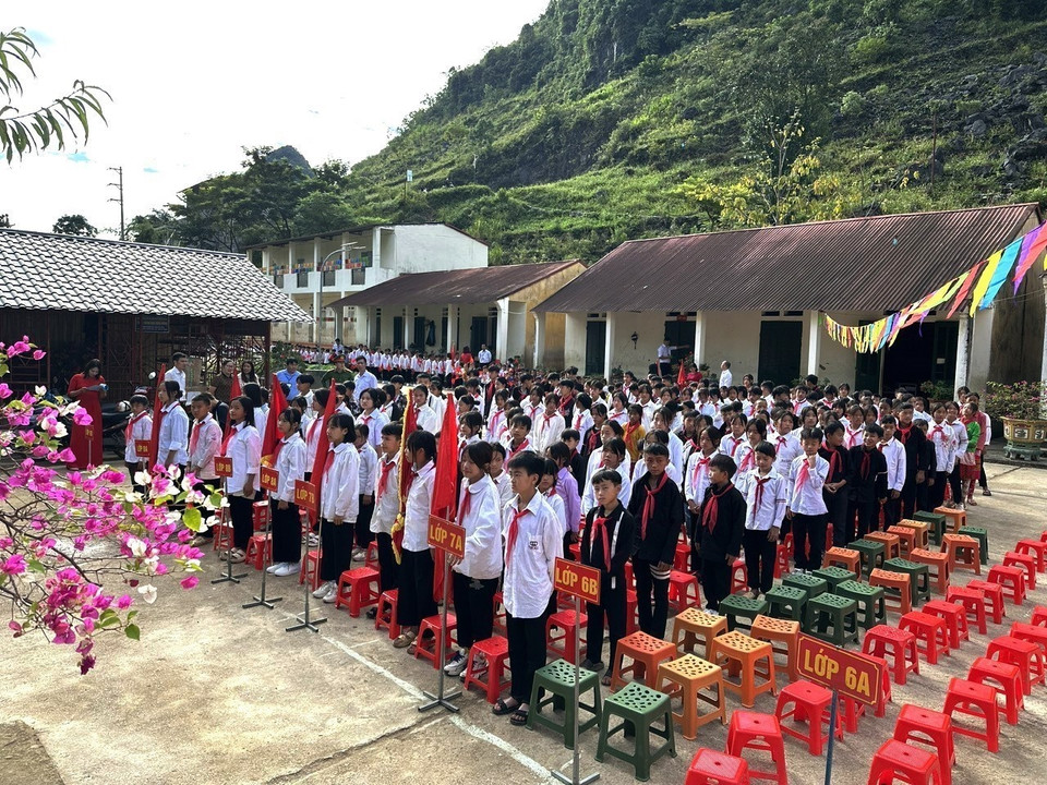 Học sinh trường Phổ thông Dân tộc bán trú Tiểu học và Trung học Cơ sở Pải Lủng, huyện Mèo Vạc (Hà Giang) khai giảng năm học mới. (Ảnh: TTXVN phát)