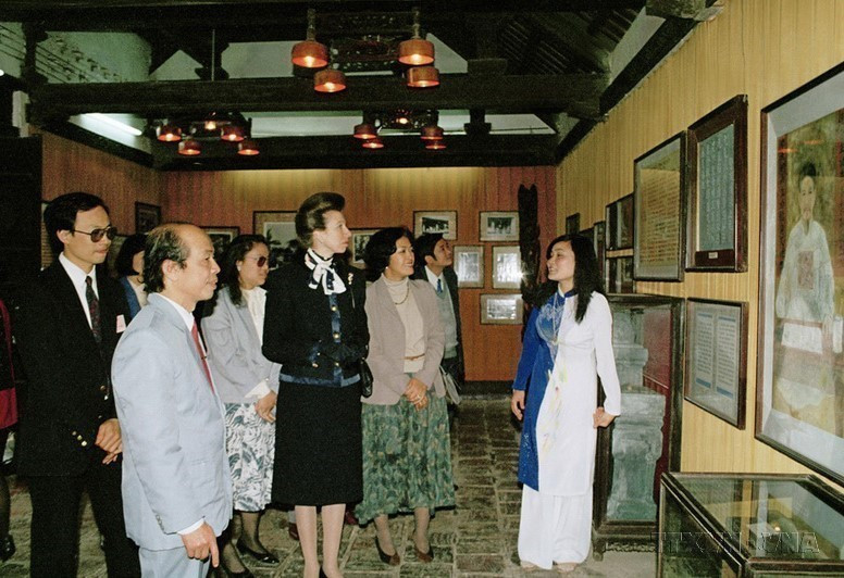 Công chúa Hoàng gia Anh Anne Elizabeth thăm Khu di tích Văn Miếu-Quốc tử giám (Hà Nội) trong chuyến thăm Việt Nam từ 2-6/3/1994. (Ảnh: Thu Hoài/TTXVN)