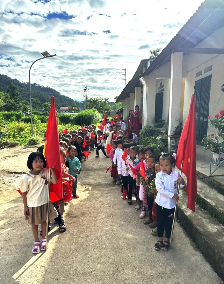 Học sinh trường Phổ thông Dân tộc bán trú Tiểu học và Trung học Cơ sở Pải Lủng, huyện Mèo Vạc (Hà Giang) khai giảng năm học mới. (Ảnh: TTXVN phát)