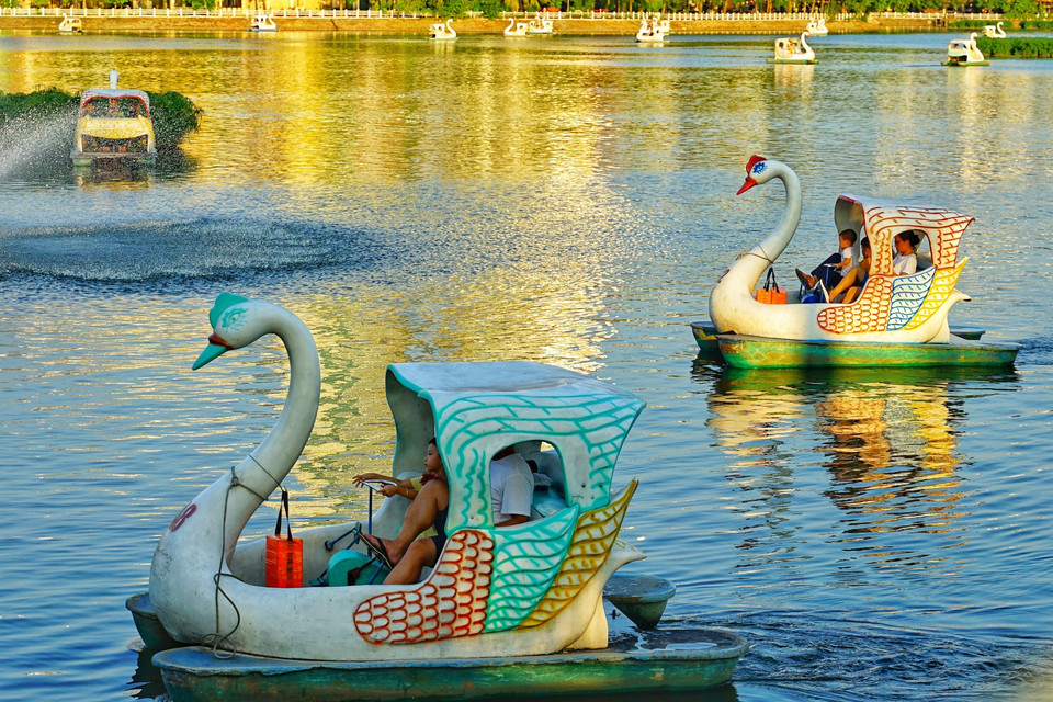 Hoạt động đạp vịt tại Hồ Tây trong tiết trời Thu Hà Nội thu hút rất đông người dân dịp nghỉ Lễ 2/9. (Ảnh: Khánh Hòa/TTXVN)