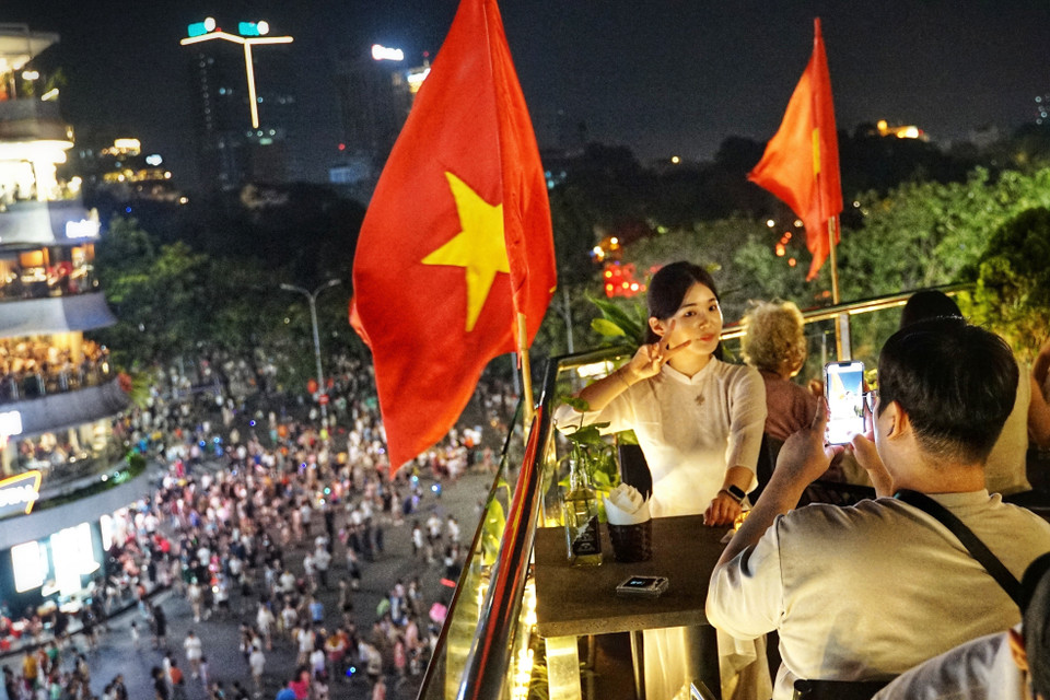 Du khách nước ngoài trong trang phục áo dài truyền thống của Việt Nam thích thú lưu lại khoảng khắc trong dịp nghỉ Lễ Quốc khánh 2/9 của Việt Nam. (Ảnh: Khánh Hòa/TTXVN)