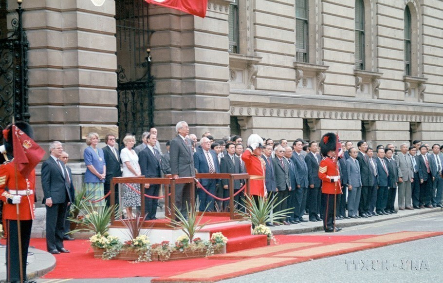 Quan hệ chính trị-ngoại giao giữa hai nước chỉ thực sự khởi sắc kể từ sau chuyến thăm đầu tiên tới Anh của Thủ tướng Võ Văn Kiệt năm 1993 và chuyến thăm đầu tiên tới Việt Nam của Ngoại trưởng Anh Douglas Hurd năm 1994. Trong ảnh: Lễ đón Thủ tướng Võ Văn Kiệt thăm chính thức Vương quốc Anh được tổ chức trọng thể theo nghi thức Nhà nước tại Thủ đô London, ngày 5/7/1993. (Ảnh: Minh Đạo/TTXVN)