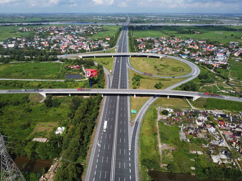 Đường Cao tốc Hà Nội-Hải Phòng có 6 nút giao liên thông khác mức tại điểm giao cắt với các quốc lộ; toàn tuyến đường có 9 cầu lớn, 21 cầu trung, 22 cầu vượt và 124 cống chui và cầu vượt dân sinh. Tốc độ ôtô thiết kế đạt 120km/giờ. (Ảnh: Vũ Sinh/TTXVN)