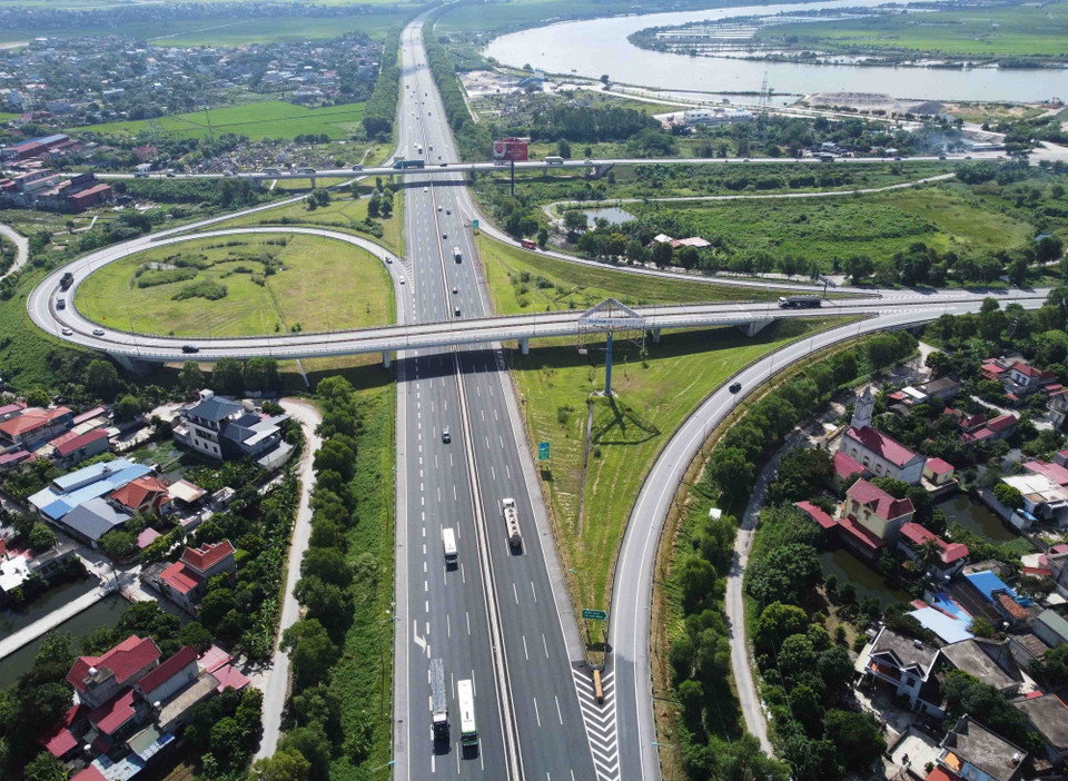Cao tốc Hà Nội-Hải Phòng có 6 nút giao liên thông khác mức tại điểm giao cắt với các quốc lộ. Toàn tuyến có 9 cầu lớn, 21 cầu trung, 22 cầu vượt và 124 cống chui và cầu vượt dân sinh. Tốc độ ôtô thiết kế đạt 120km/giờ. (Ảnh: Vũ Sinh/TTXVN)
