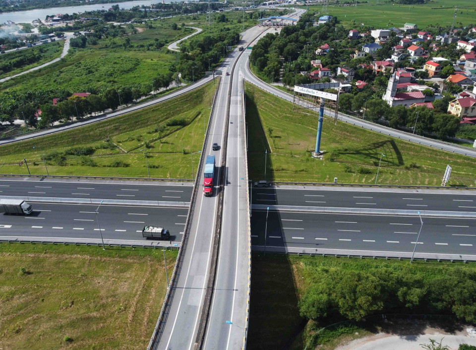 Đường Cao tốc Hà Nội-Hải Phòng có 6 nút giao liên thông khác mức tại điểm giao cắt với các quốc lộ; toàn tuyến đường có 9 cầu lớn, 21 cầu trung, 22 cầu vượt và 124 cống chui và cầu vượt dân sinh. Tốc độ ôtô thiết kế đạt 120km/giờ. (Ảnh: Vũ Sinh/TTXVN)