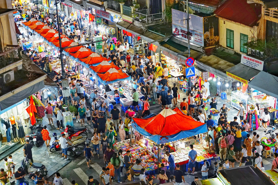 Chợ đêm Đồng Xuân cũng là môt địa điểm du khách không thể bỏ qua khi đến với Thủ đô dịp nghỉ Lễ 2/9. (Ảnh: Khánh Hòa/TTXVN)