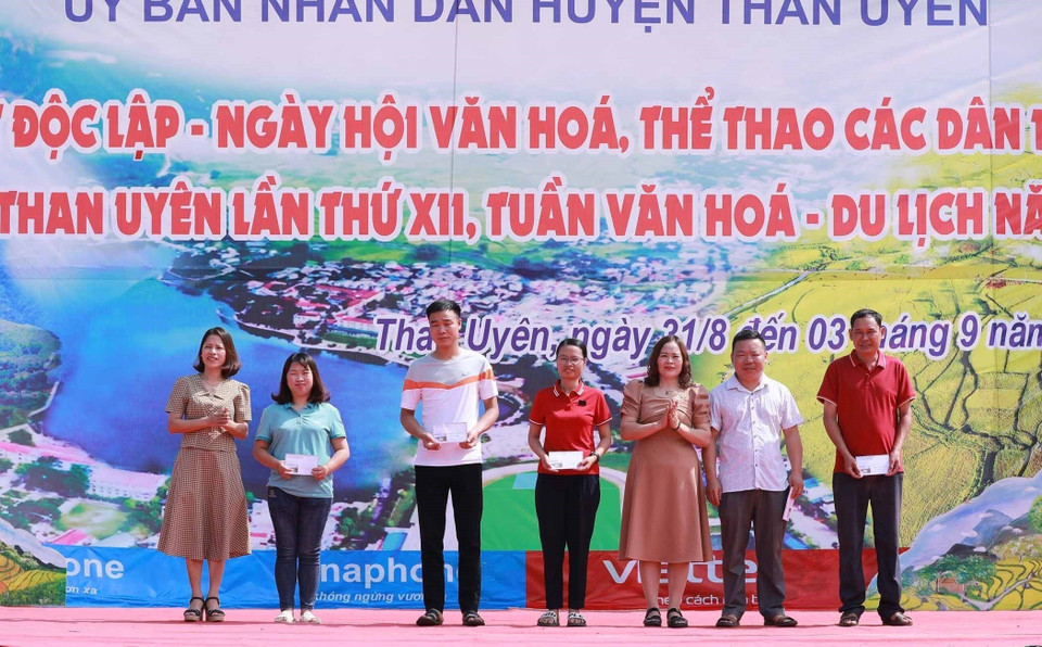 Ban tổ chức trao giải Nhất, Nhì, Ba cho các đoàn đoạt giải nội dung Đua thuyền đuôi én dành cho nữ. (Ảnh: Quý Trung/TTXVN)