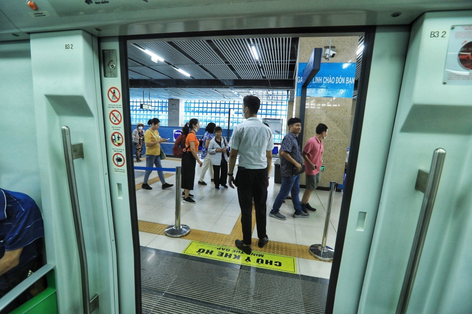 Tại các nhà ga đều có nhân viên hướng dẫn đảm bảo an toàn cho hành khách. (Ảnh: Tuấn Anh/TTXVN)