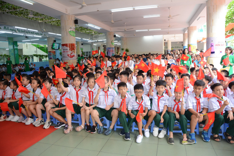 Học sinh trường Đức Trí, quận Hải Châu, Đà Nẵng hào hứng tham gia lễ khai giảng năm học mới. (Ảnh: Văn Dũng/TTXVN)