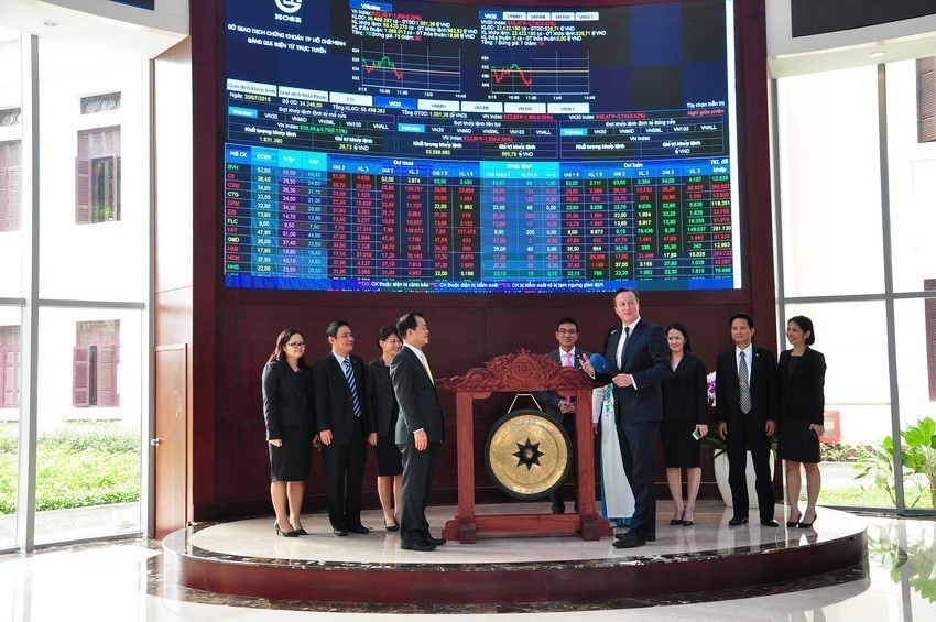 Sáng 30/7/2015, Thủ tướng Anh David Cameron đến thăm Sở Giao dịch Chứng khoán Thành phố Hồ Chí Minh. Chuyến thăm Việt Nam của Thủ tướng Anh David Cameron (tháng 7/2015) tiếp tục khẳng định tầm quan trọng của Việt Nam trong chính sách đối ngoại của Anh, cũng như thể hiện tiềm năng của quan hệ đối tác chiến lược giữa hai nước. (Ảnh: Thanh Vũ/TTXVN)