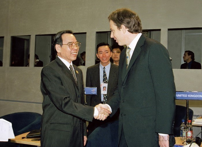 Ngày 4/4/1998, nhân dịp dự hội nghị cấp cao Á-Âu 2 (ASEM-2) tại Vương quốc Anh, Thủ tướng Phan Văn Khải gặp Thủ tướng Anh Tony Blair. (Ảnh: Kim Hùng/TTXVN)