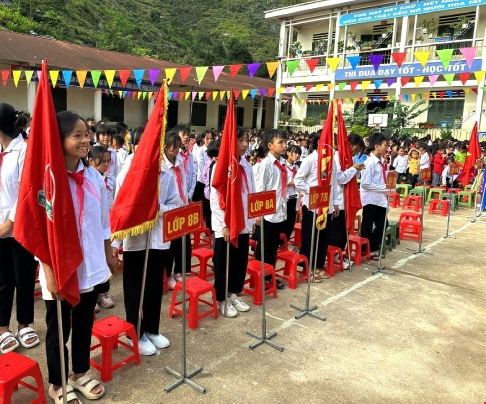 Học sinh trường Phổ thông Dân tộc bán trú Tiểu học và Trung học Cơ sở Pải Lủng, huyện Mèo Vạc (Hà Giang) khai giảng năm học mới. (Ảnh: TTXVN phát)