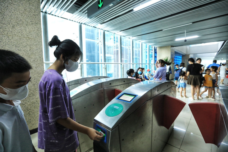 Để đi lên tàu, mỗi người dân đều phải mua vé theo từng tuyến hoặc cả tuyến. (Ảnh: Tuấn Anh/TTXVN)