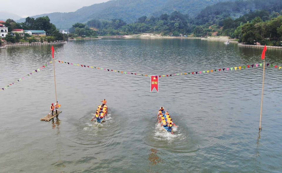Sáng 3/9, tại hồ thị trấn của huyện Than Uyên, tỉnh Lai Châu, đã diễn ra Vòng Chung kết Giải Đua thuyền đuôi én. (Ảnh: Quý Trung/TTXVN)