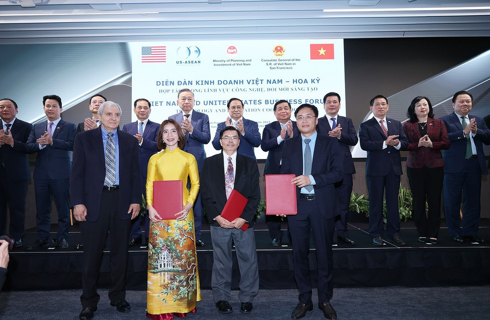 Thủ tướng Phạm Minh Chính chứng kiến Lễ trao văn kiện hợp tác giữa doanh nghiệp hai nước. (Ảnh: Dương Giang/TTXVN)