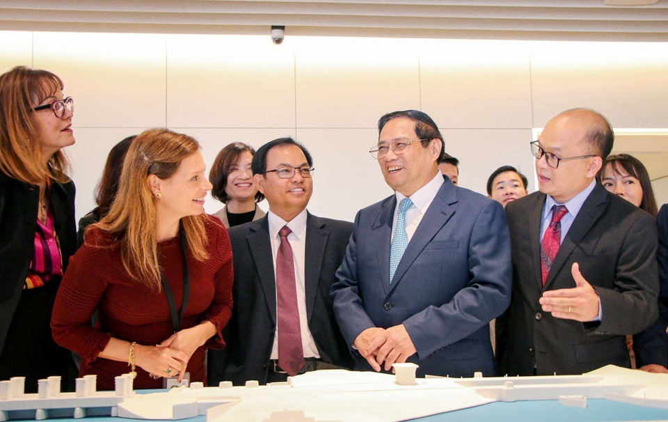 Thủ tướng Phạm Minh Chính tham quan trưng bày sản phẩm công nghệ, đổi mới sáng tạo. (Ảnh: Dương Giang/TTXVN)